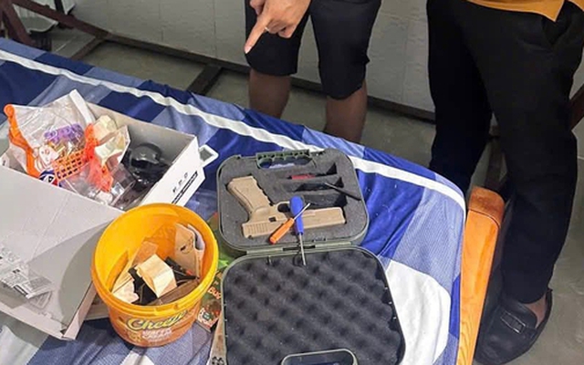 Công an 2 phường ở TPHCM phối hợp bắt giữ đối tượng cất giấu 4 khẩu súng cùng hàng trăm viên đạn