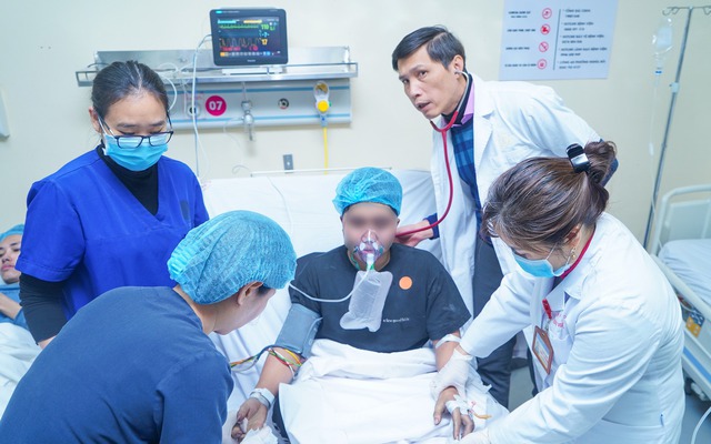 Cháy nhà 3 tầng, 15 người nhập viện trong đêm