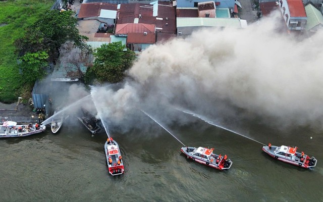 Du thuyền trên sông Sài Gòn bốc cháy