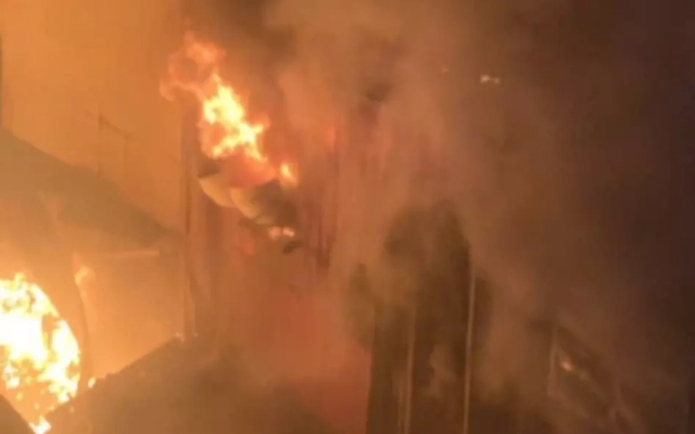 Xưởng đồ gỗ ở Hà Nội bốc cháy trong đêm