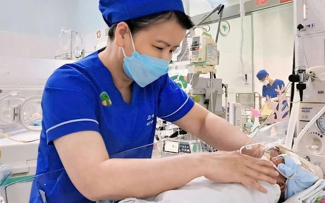 Hơn 40 ngày nỗ lực cứu bé sinh non người nước ngoài