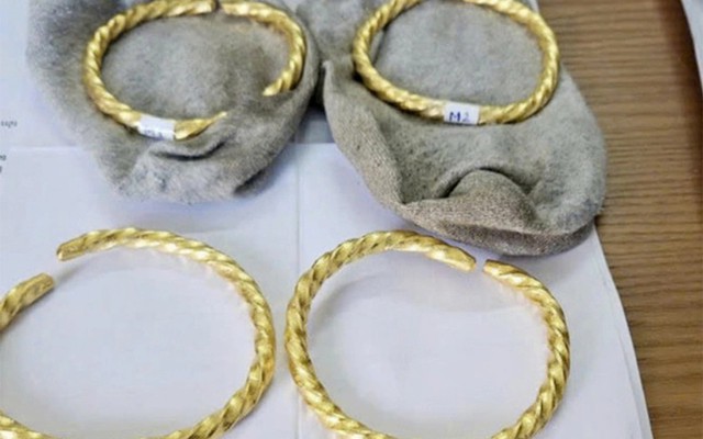 Vứt 80 chỉ vàng ra đường vì sợ bị bắt khi đang vận chuyển lậu