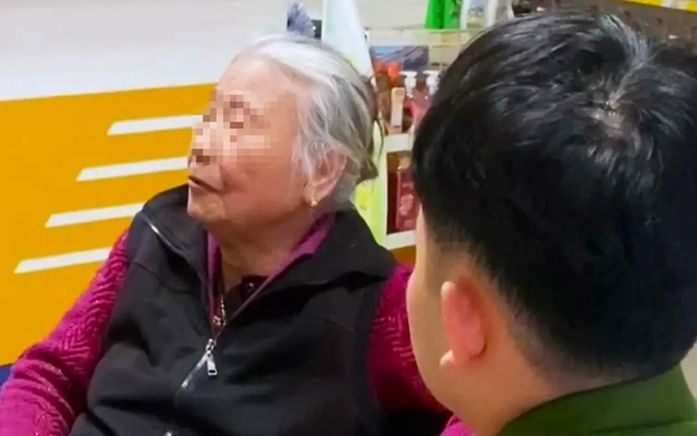 Sau cuộc gọi lạ, cụ bà 79 tuổi hốt hoảng mang sổ tiết kiệm ra ngân hàng