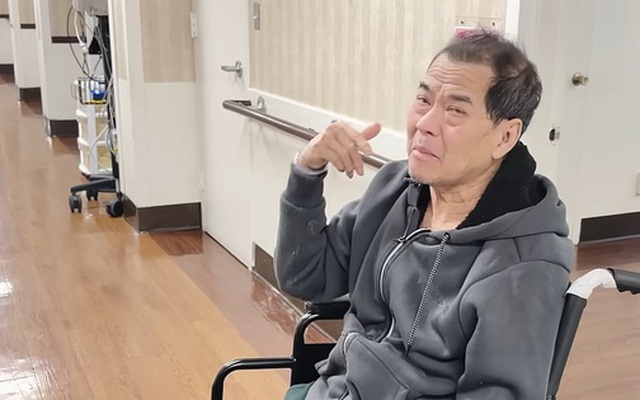 Nam ca sĩ phải nhập viện, ngồi xe lăn ở Mỹ: Bệnh nặng vẫn muốn về Việt Nam