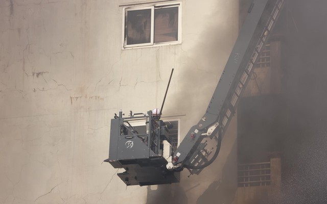 Hà Nội: Ngôi nhà cao tầng trên phố Lê Lợi bốc cháy ngùn ngụt, có người mắc kẹt