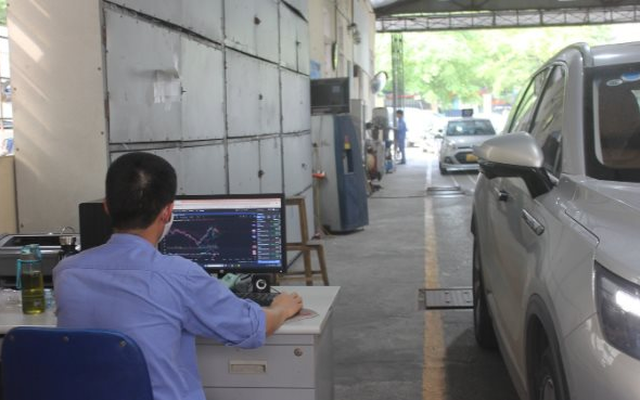 Ô tô "thi trượt" phải nộp thêm 50%