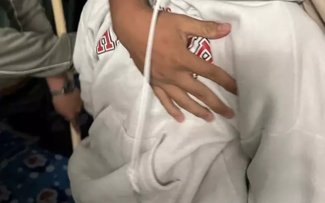 Nữ chủ quán thoát nạn nhờ hô ‘vàng giả’ khi bị cướp kề dao vào cổ