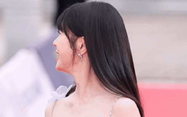 Cả showbiz xì xào chuyện ngọc nữ quốc dân cưới chạy bầu với đại gia, đến con gái cũng chất vấn mẹ