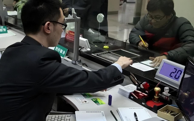 Nhận được 15 tỷ đồng tiền đền bù đất, người đàn ông gửi ngân hàng lấy lãi 500 triệu/năm, đến ngày đáo hạn thì được thông báo: "Sổ tiết kiệm là giả, anh tìm người khác giải quyết đi"