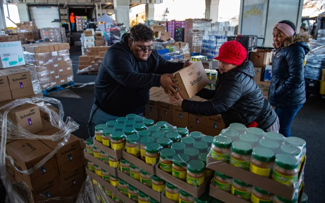 Buồn của nền kinh tế lớn nhất thế giới: Người kiếm nhiều tiền vẫn thấy nghèo, chật vật cả với chi phí trông trẻ, vì đâu?