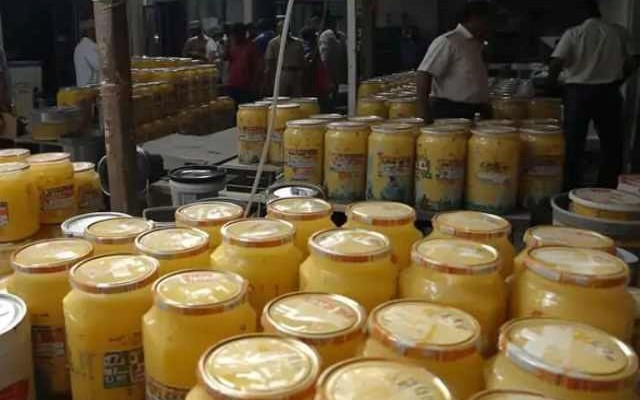 Nhận tin mật rồi đột kích một cơ sở, công an triệt phá đường dây sản xuất bơ giả từ hóa chất, tịch thu hơn 300kg sản phẩm pha trộn