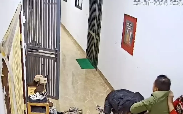 Hà Nội: Người phụ nữ bị gia đình hàng xóm đánh tới tấp giữa hành lang chung cư