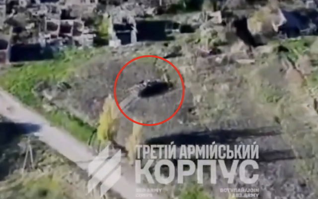 Ukraine tung 'xe zombie' cải tạo từ xe bọc thép cũ, lao vào tuyến phòng thủ Nga