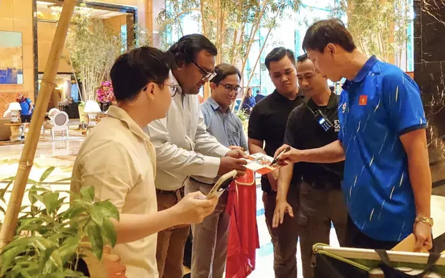 Đội tuyển Việt Nam được chào đón tại Jakarta
