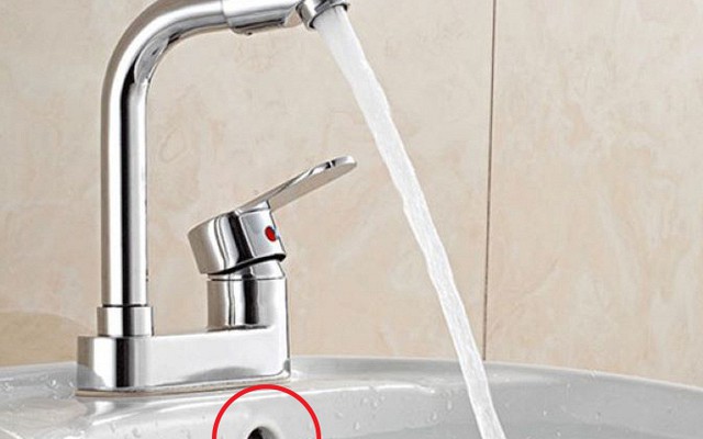 Rất nhiều người không biết công dụng của lỗ nhỏ ở bồn rửa mặt