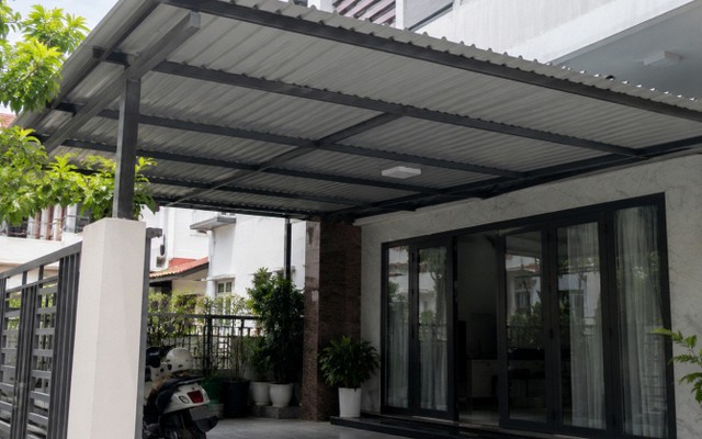 Tại sao ngày càng nhiều gia đình không còn làm mái hiên tôn? 2 vật liệu thay thế vừa che nắng mưa, vừa giúp mặt tiền sang hơn
