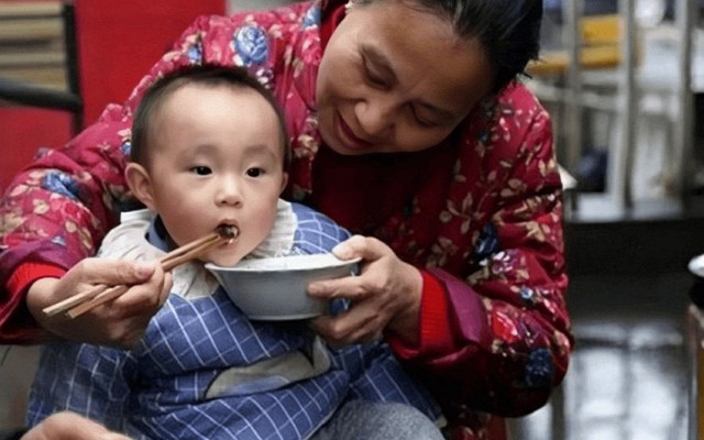 Bà nhường miếng ngon cho cháu, bố mẹ hết lời cảm ơn: Chỉ vài năm sau liền hối hận không kịp!