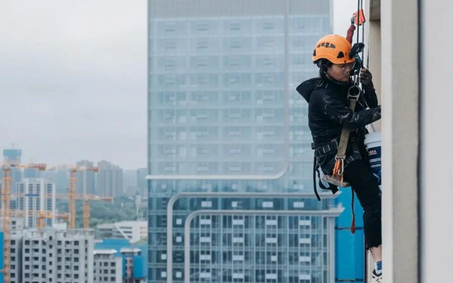 Từ nhân viên khách sạn 5 sao thành ‘người nhện’: Mẹ đơn thân đu dây trên cao kiếm tiền chữa bệnh cho con bại não