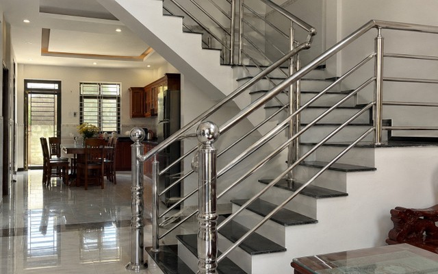 Tại sao ngày càng nhiều gia đình không còn làm cầu thang inox? 2 vật liệu thay thế đẹp, dễ phối nội thất hơn