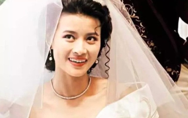 Hoa hậu làm mẹ đơn thân suốt 20 năm bất ngờ có tin vui