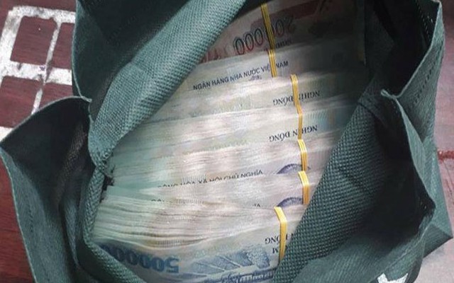 Người phụ nữ SN 1978 trình báo đánh rơi túi xách chứa 56.000.000 đồng ở ngã 3 đường, công an cơ sở lập tức rà soát suốt 50km để xác minh