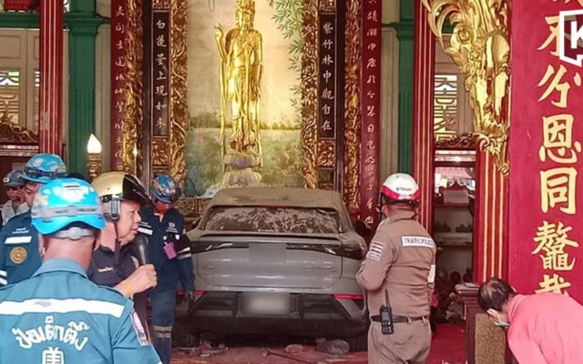 Ô tô điện lao thẳng vào đền Quan Âm ở Bangkok khiến nhiều người bị thương