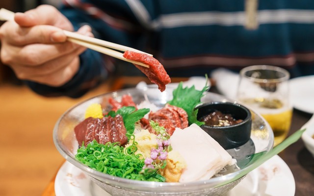 Vì sao người Nhật Bản ăn thịt ngựa sống?