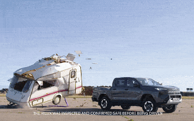 Toyota Hilux điện hứng trọn xe caravan 760kg rơi từ độ cao 9m, xong vẫn chạy đi như chưa có chuyện gì