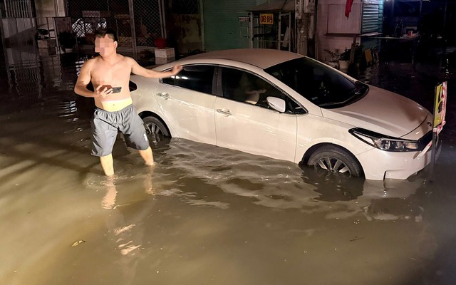 Triều cường dâng cao lúc rạng sáng, hàng loạt ô tô ở TP.HCM chìm trong biển nước