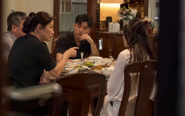 Vừa ra mắt đã bị mẹ bạn trai “dằn mặt”, cô gái "đáp lễ" khiến bà tái mặt
