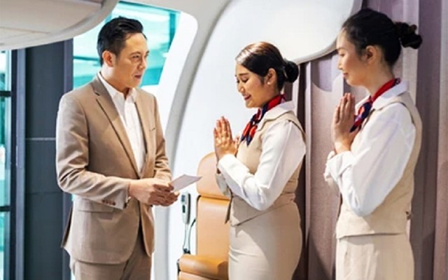 Vì sao tiếp viên hàng không nhìn vào giày của hành khách khi lên máy bay?