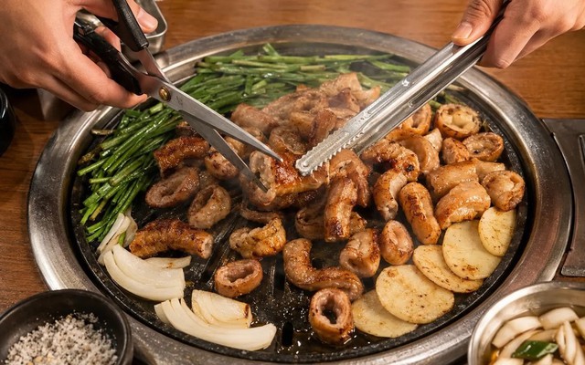 Vì sao người Hàn Quốc chuộng lòng bò hơn lòng lợn?