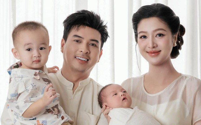 Hồ Quang Hiếu khoe tổ ấm nhỏ 4 người, nhan sắc bà xã 3 tuần sau sinh gây sốt mạng