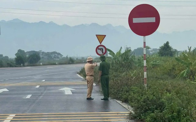 Cục CSGT vào cuộc, tháo dỡ biển báo giao thông bất hợp lý ở Ninh Bình