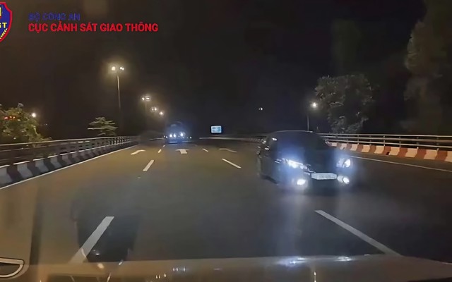 Xử phạt tài xế ô tô đi ngược chiều trên Đại lộ Thăng Long