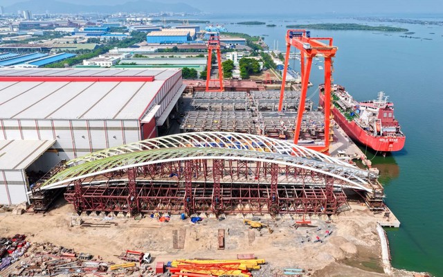 ‘Siêu sà lan’ đã neo đậu gần nhà máy của Tập đoàn Đại Dũng, chuẩn bị lai dắt khối cầu đi bộ nặng 3.000 tấn qua sông Sài Gòn