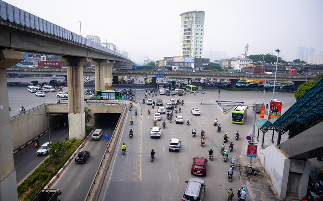 Cảnh tượng bất ngờ sáng đầu tuần trên con đường huyết mạch của Thủ đô