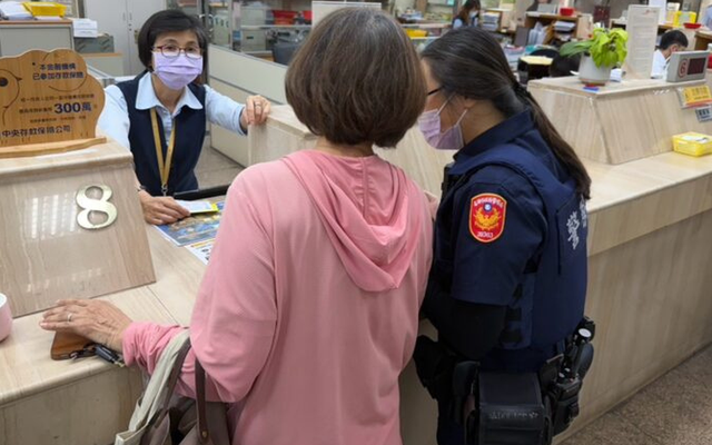 Tài khoản ngân hàng bị đóng băng, người phụ nữ phát hiện khoản nợ 1,05 tỷ đồng