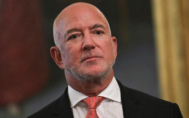Tỷ phú Jeff Bezos gây chấn động với dự báo rằng AI sẽ đưa trở lại mô hình mỗi gia đình chỉ một người đi làm