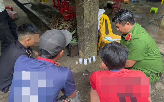 Công an bất ngờ kiểm tra 39 người tại các vườn sâm Ngọc Linh