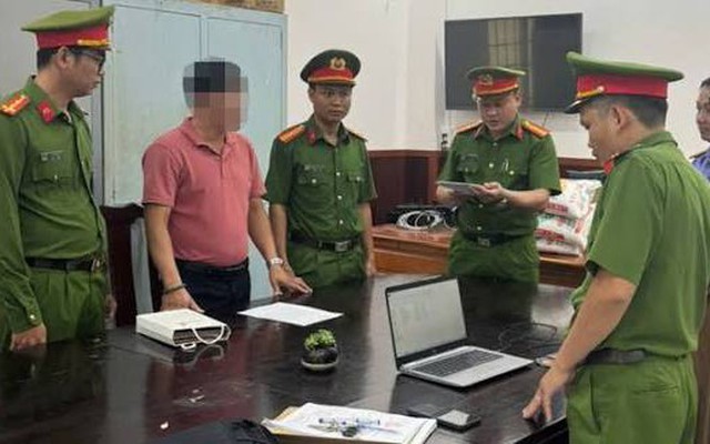 Thi hành lệnh bắt tạm giam cựu nhân viên ngân hàng Trần Văn Trạng 47 tuổi