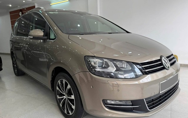 Volkswagen Sharan 10 năm tuổi bán lại ngang giá Honda City mới: Dài ngang Everest, cửa lùa, có ghế massage, cửa nóc toàn cảnh
