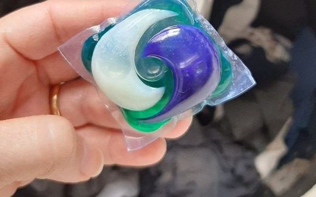 Lời cảnh báo đến tất cả các gia đình đang dùng viên giặt xả: Một người phụ nữ suýt bị mù!