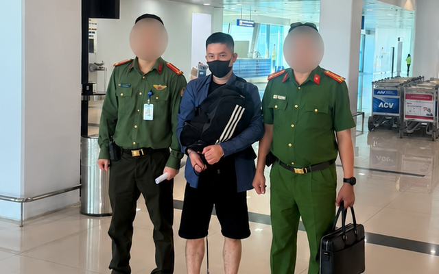 Công an áp giải đối tượng Nguyễn Văn Mạnh SN 1992 về Việt Nam