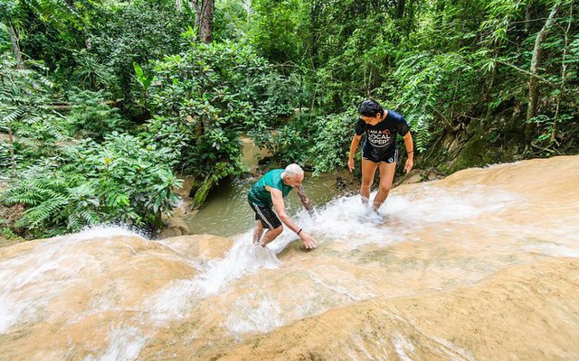 Phát hiện thác nước kỳ lạ ở nước láng giềng Việt Nam, nước đổ ào ào nhưng du khách vẫn leo ngược ầm ầm