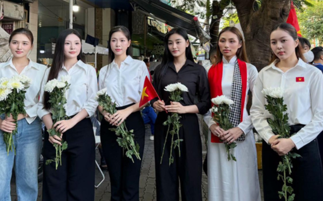 Nghệ sĩ mang hoa trắng tham dự lễ viếng đưa 731 hài cốt liệt sĩ về nơi an nghỉ