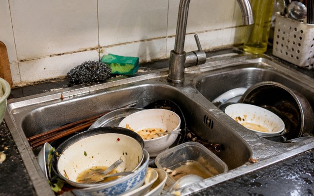 Nhiều người vô tư rửa bát với 4 thói quen này: Tưởng sạch sẽ, hóa ra đang "nuôi" vi khuẩn gieo bệnh tật