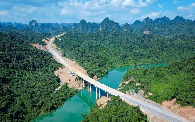 Đầu tư, thi công, quản lý vận hành 64km hầm cầu, 845km cao tốc và quốc lộ, 7 cầu cấp đặc biệt... Đèo Cả lãi 564 tỷ đồng sau 9 tháng