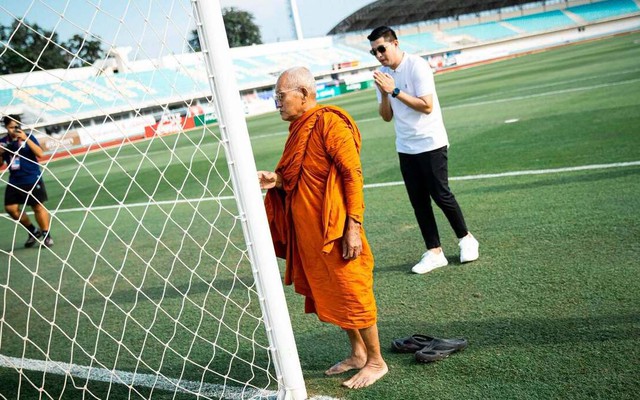 Mời cao tăng 'làm phép', đội bóng của HLV Park Hang Seo thoát hiểm ngoạn mục