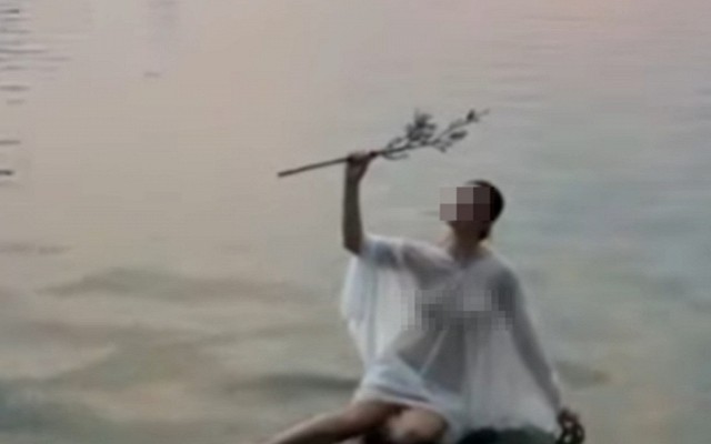 Ăn mặc phản cảm chụp "concept" giữa hồ, hot girl khiến CĐM phải nhăn mặt